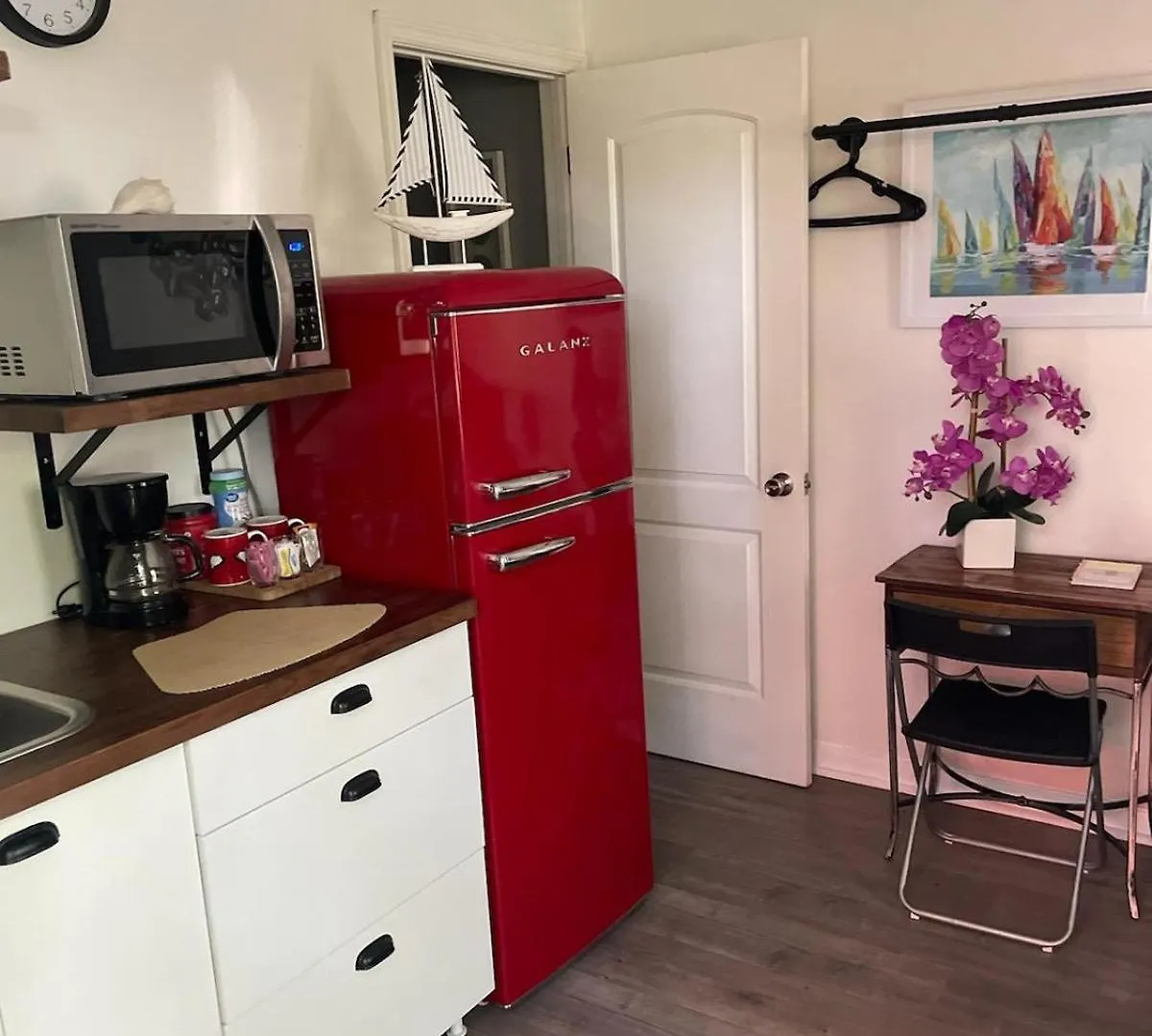 Lovely Studio Apartment With Kitchenette. Tampa